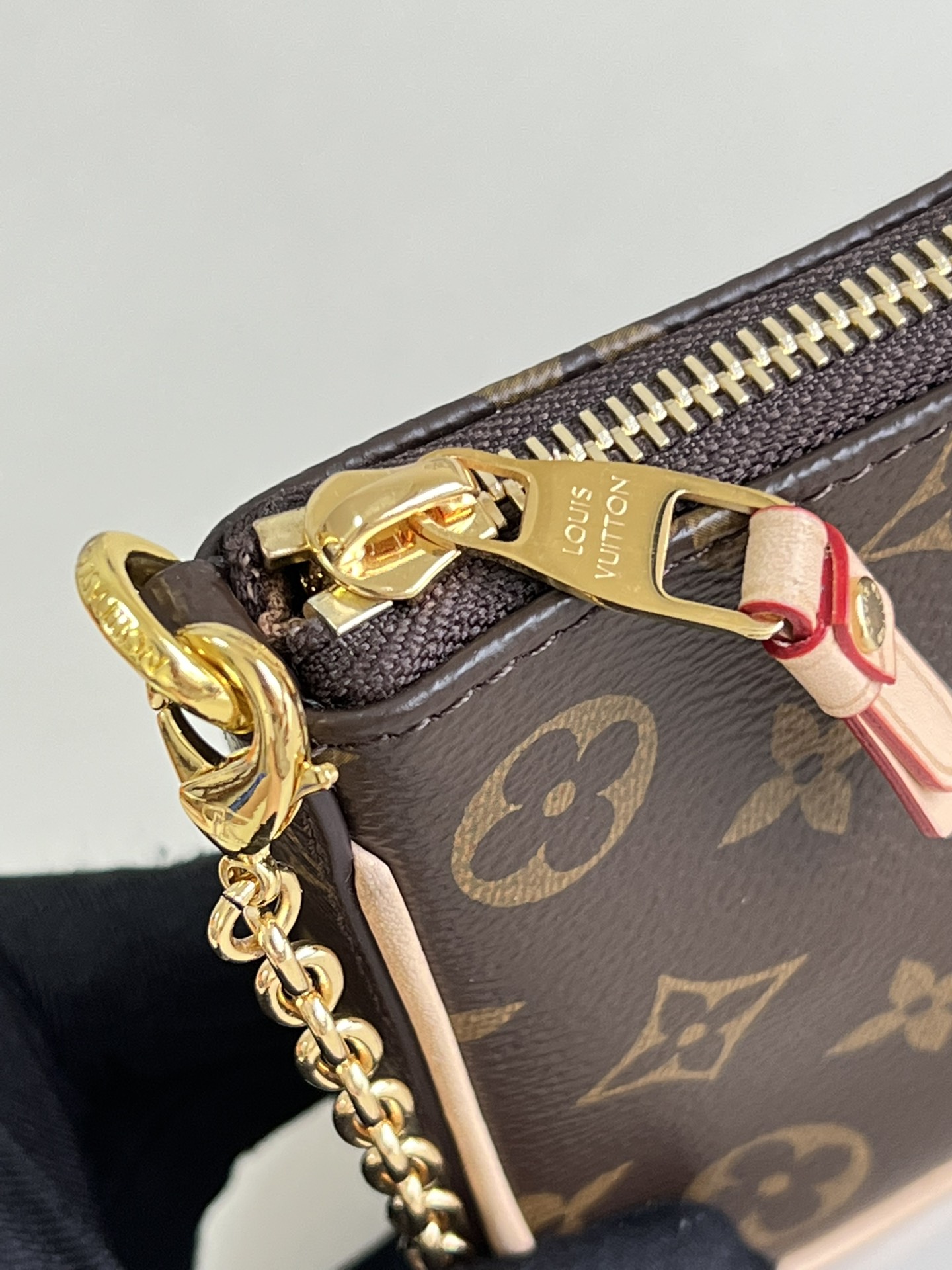 L0vis Vvtt0n Easy Pouch On Strap M80349