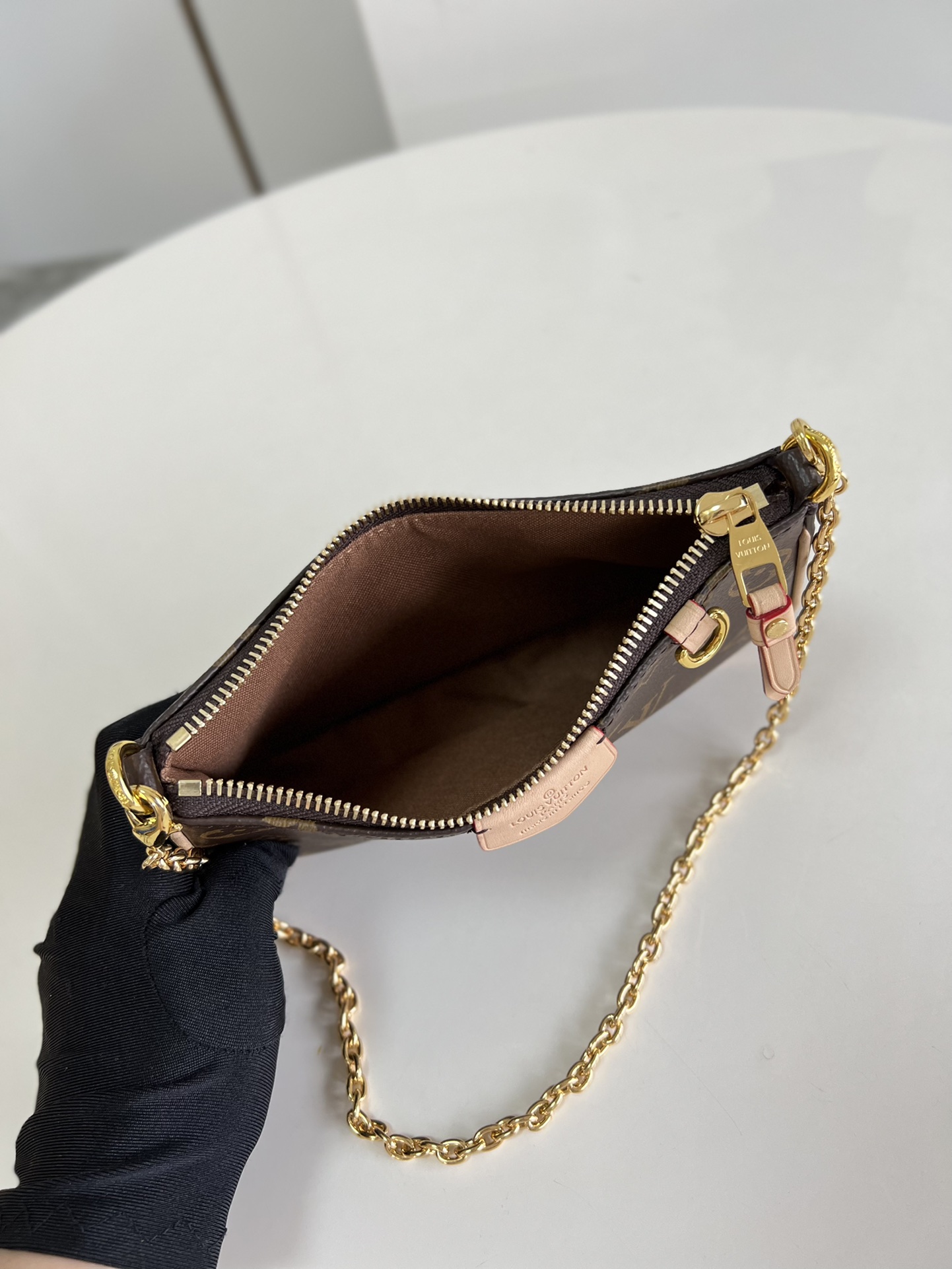 L0vis Vvtt0n Easy Pouch On Strap M80349