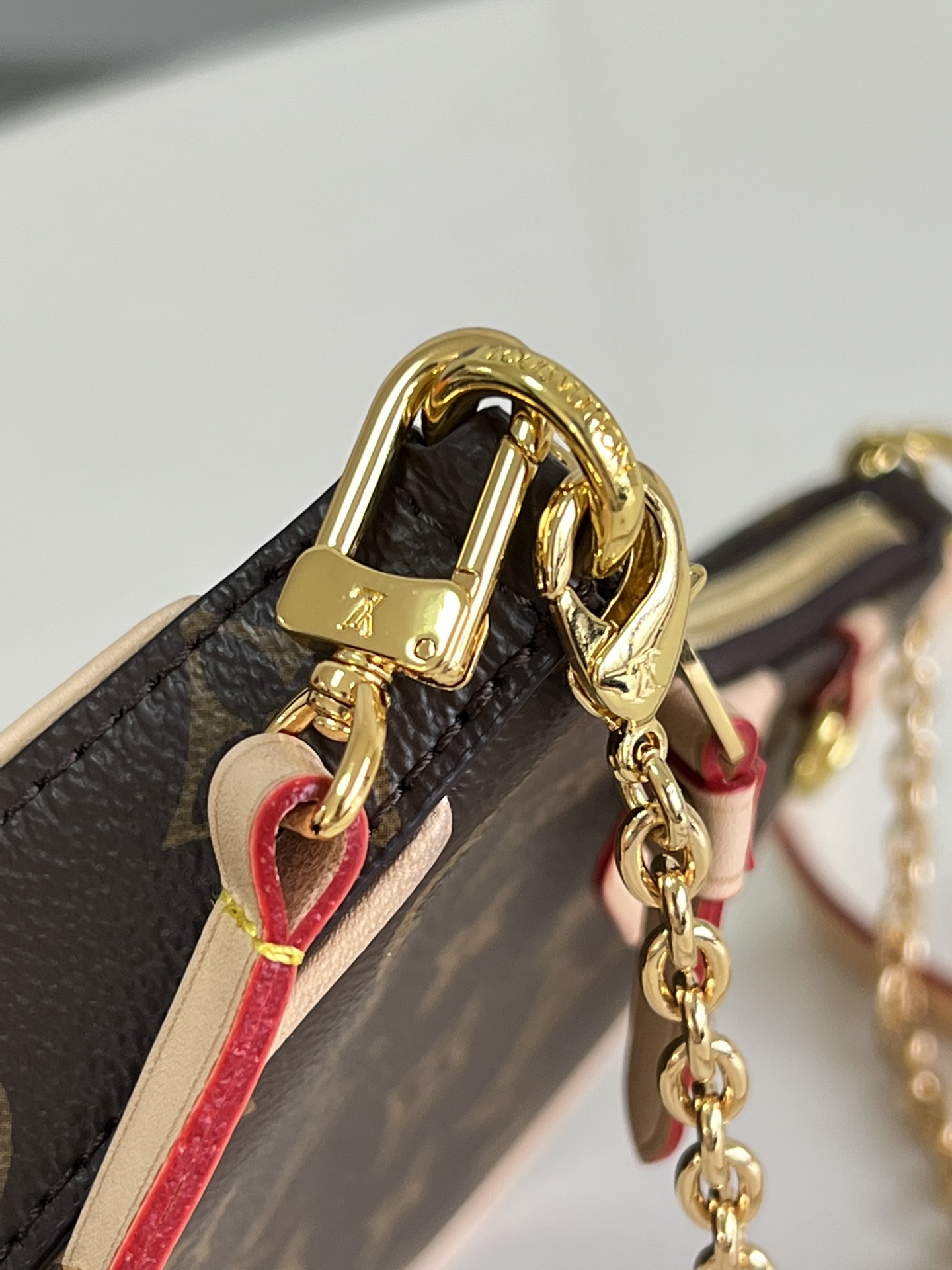 L0vis Vvtt0n Easy Pouch On Strap M80349