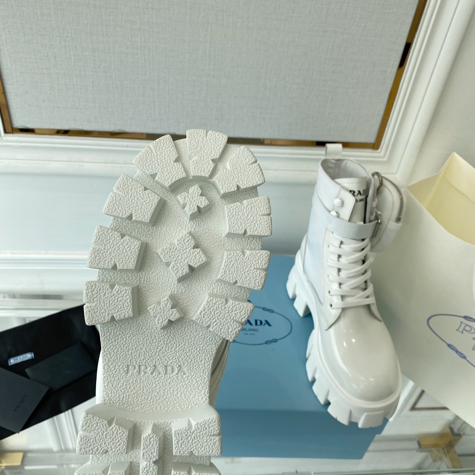 Pra*a Boots White
