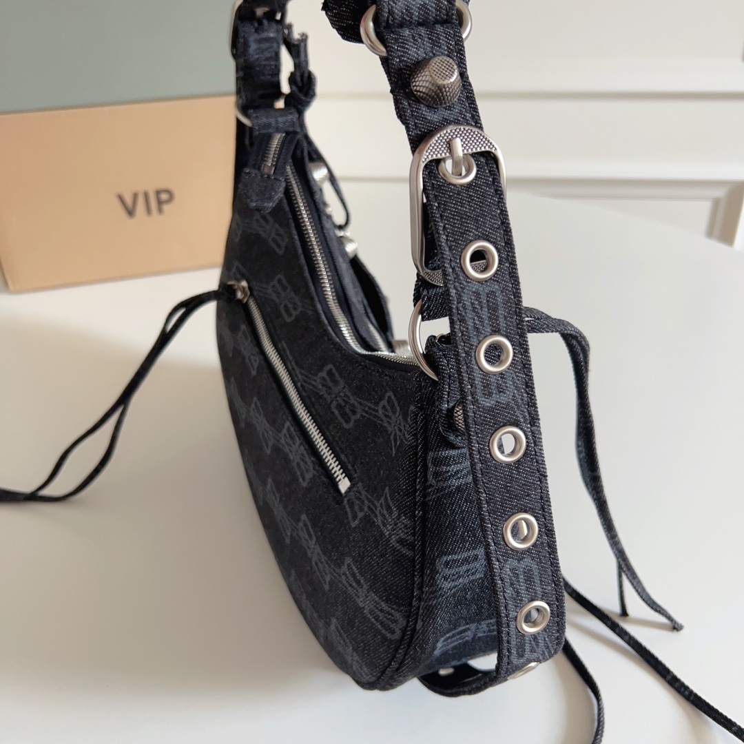 Balenciag Le Cagole Bag 03