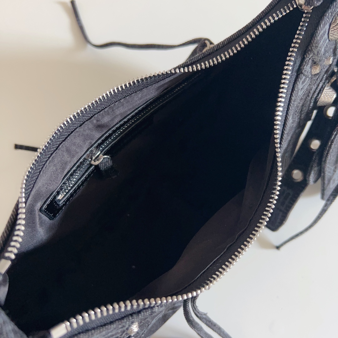 Balenciag Le Cagole Bag 03