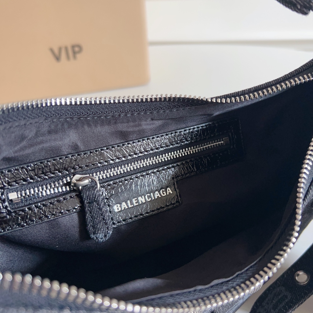 Balenciag Le Cagole Bag 03