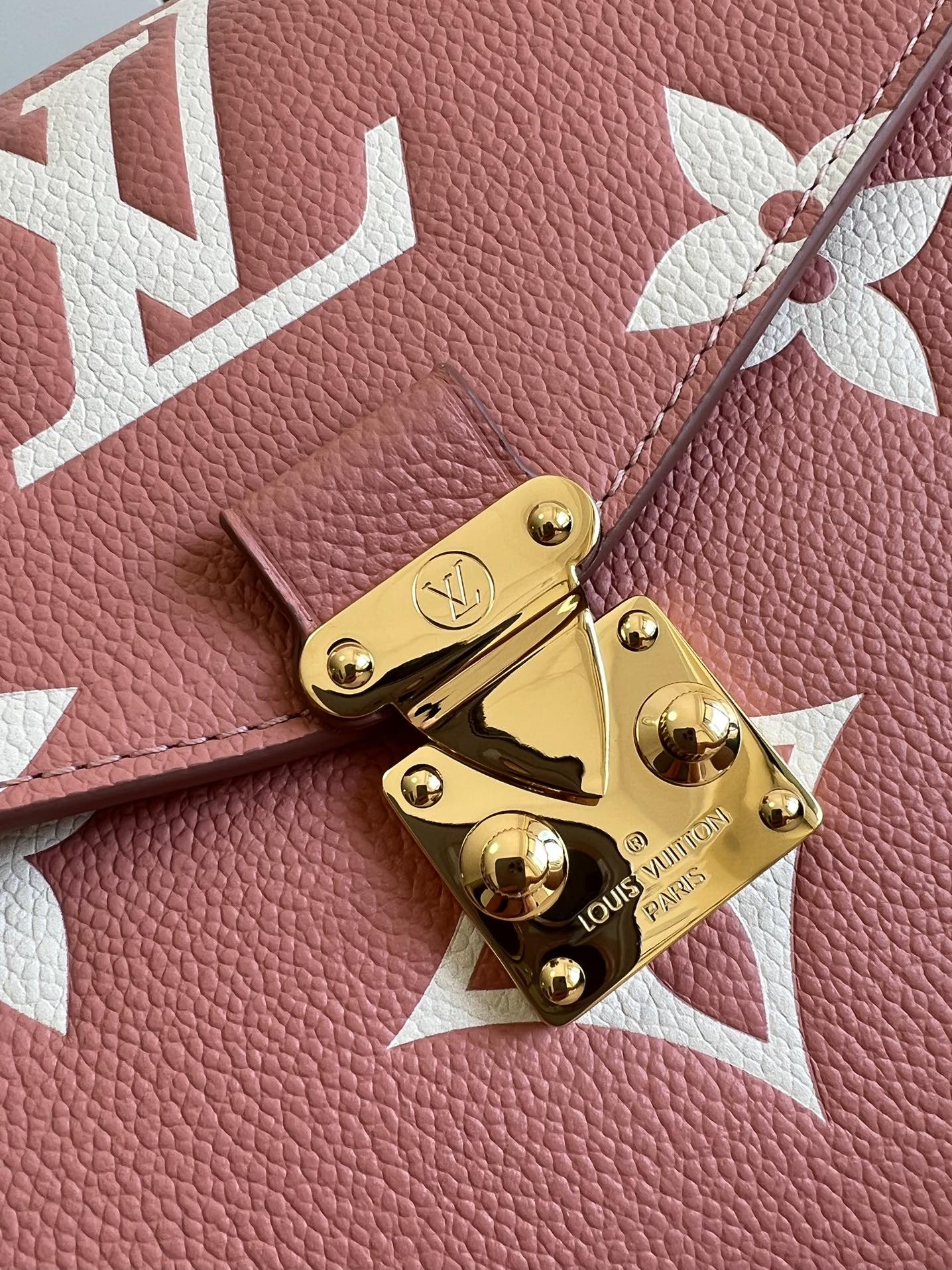 L0vis Vvtt0n Pochette Metis Bag With Pink M46302