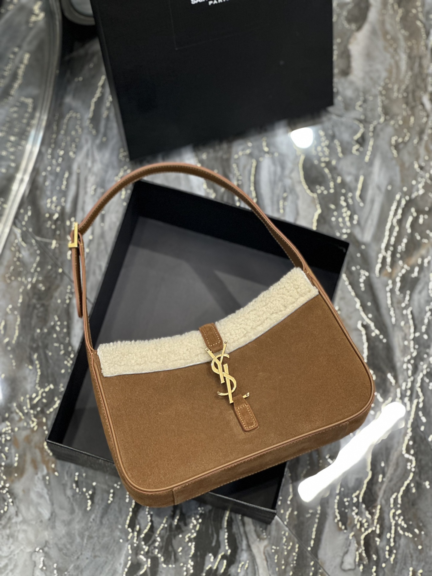 Y51 LE5A7 Hobo Bag Brown