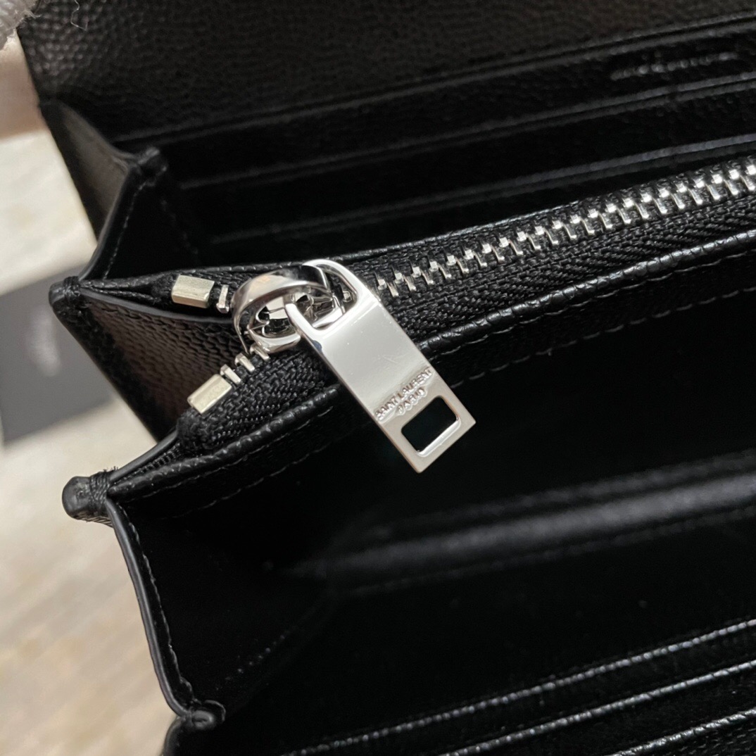 Y51 Calfskin With Silver Buckle Wallet In Black