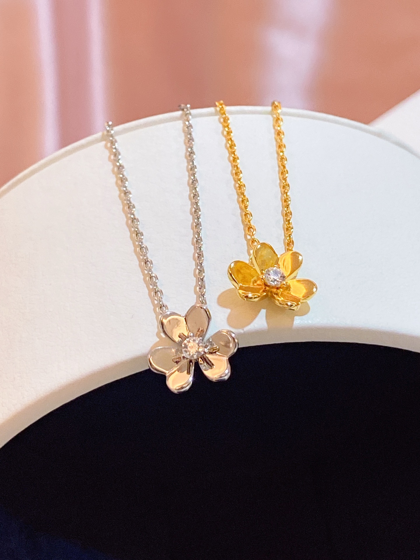 V*n Cl**f & Arp*1s Frivole Necklaces