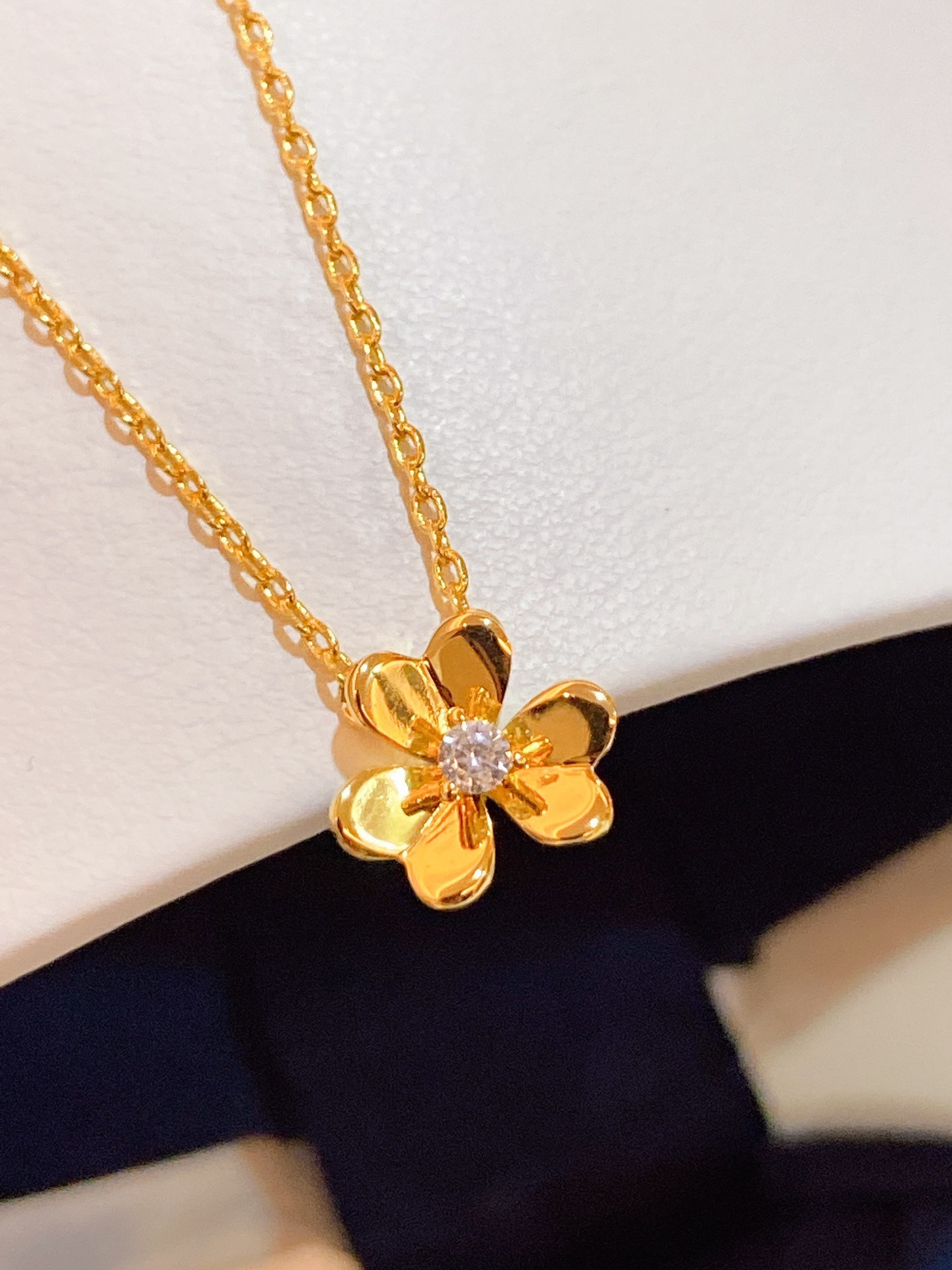 V*n Cl**f & Arp*1s Frivole Necklaces