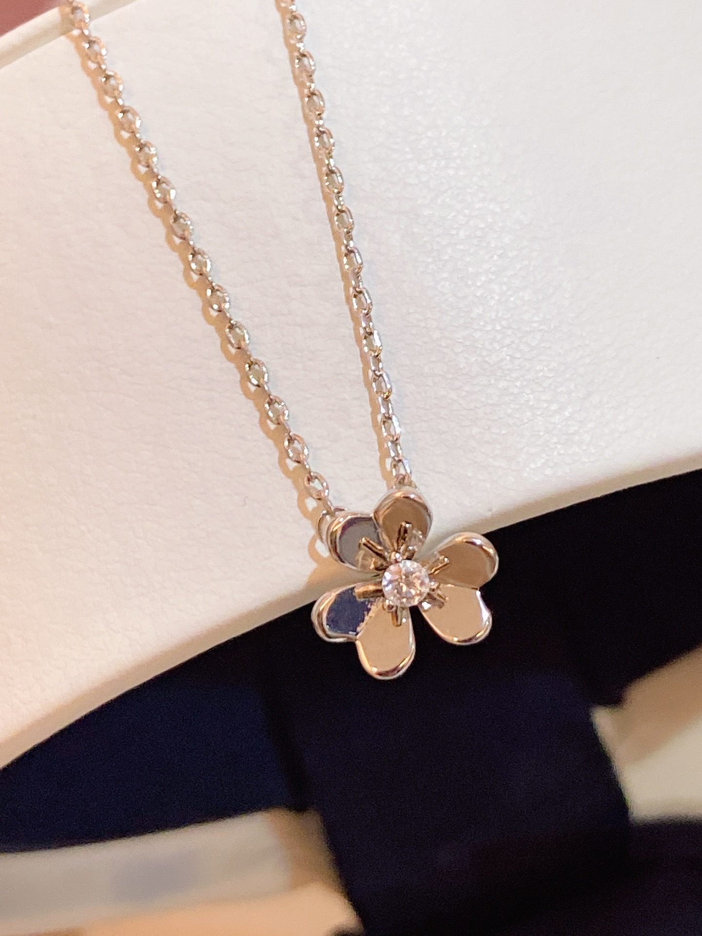 V*n Cl**f & Arp*1s Frivole Necklaces
