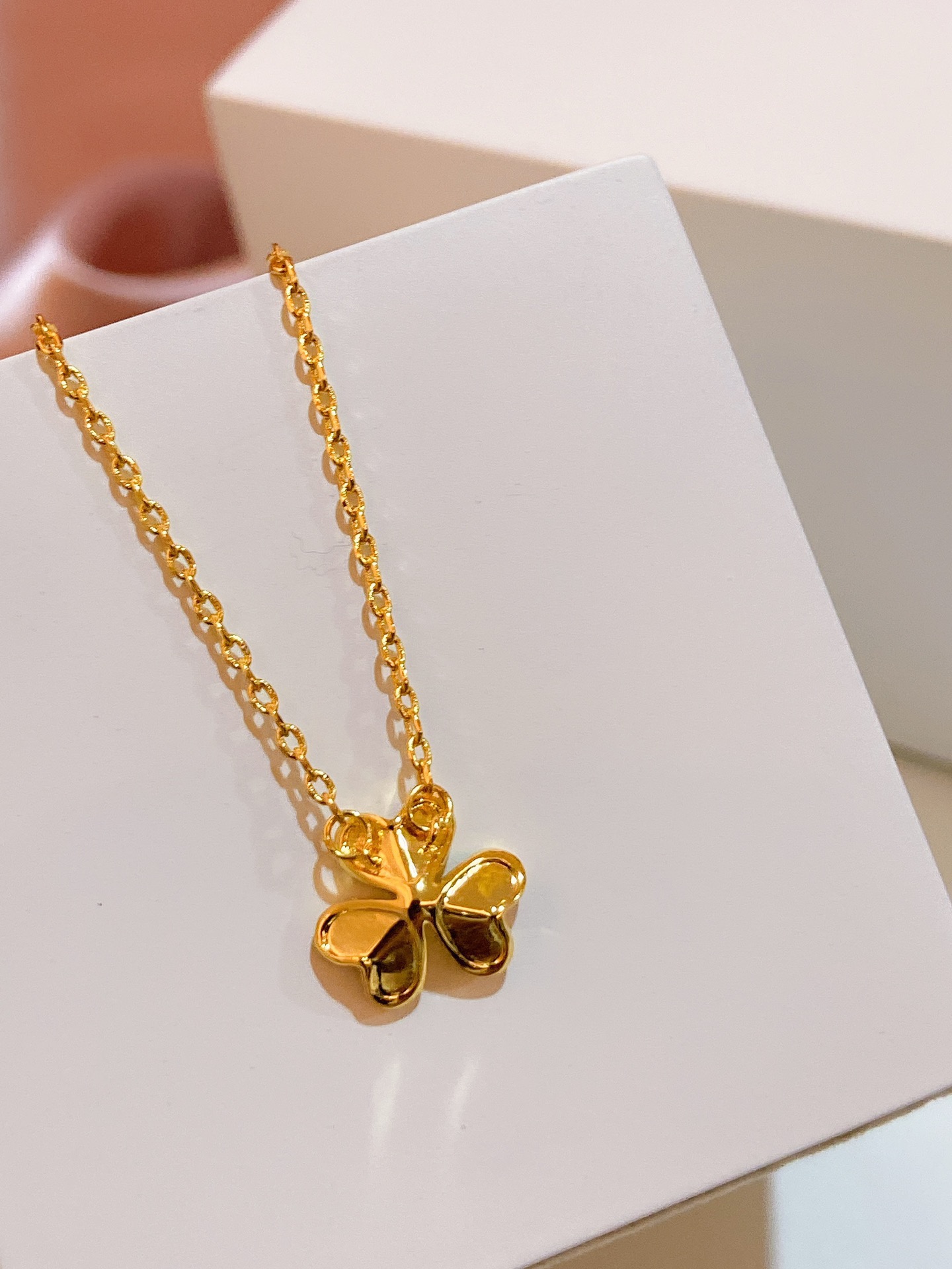 V*n Cl**f & Arp*1s Frivole Necklaces