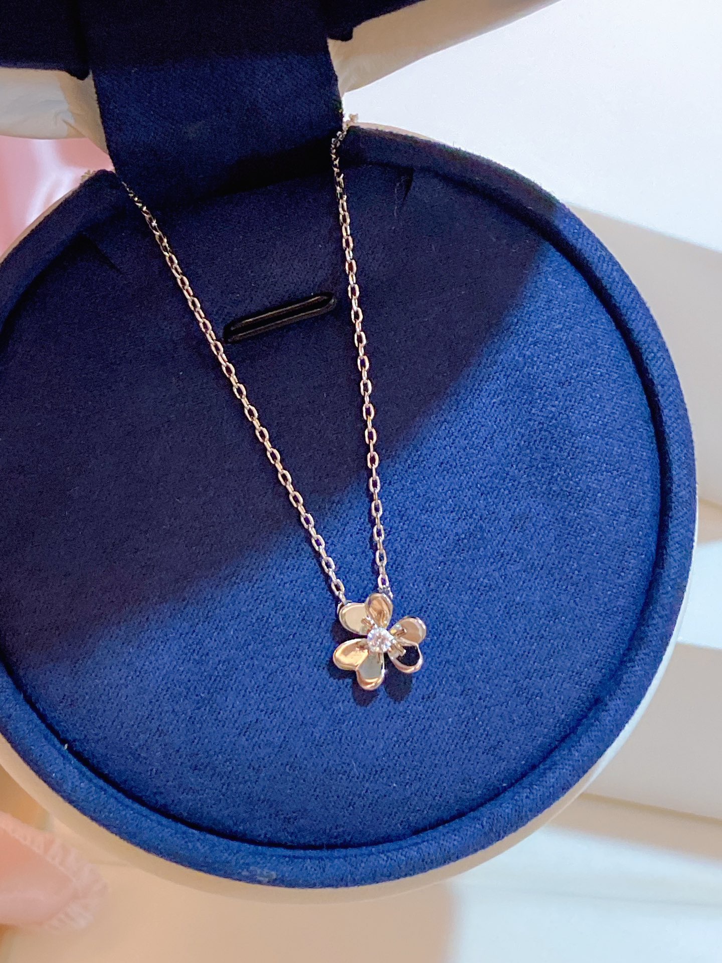 V*n Cl**f & Arp*1s Frivole Necklaces