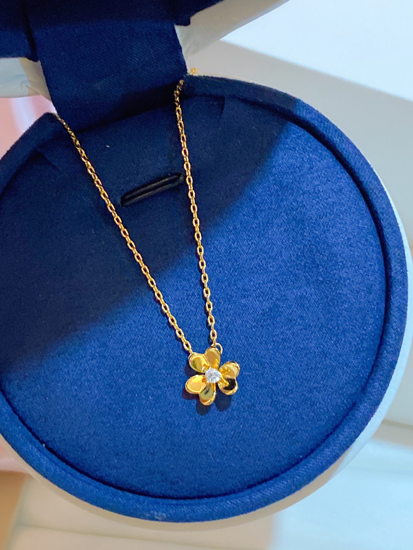 V*n Cl**f & Arp*1s Frivole Necklaces
