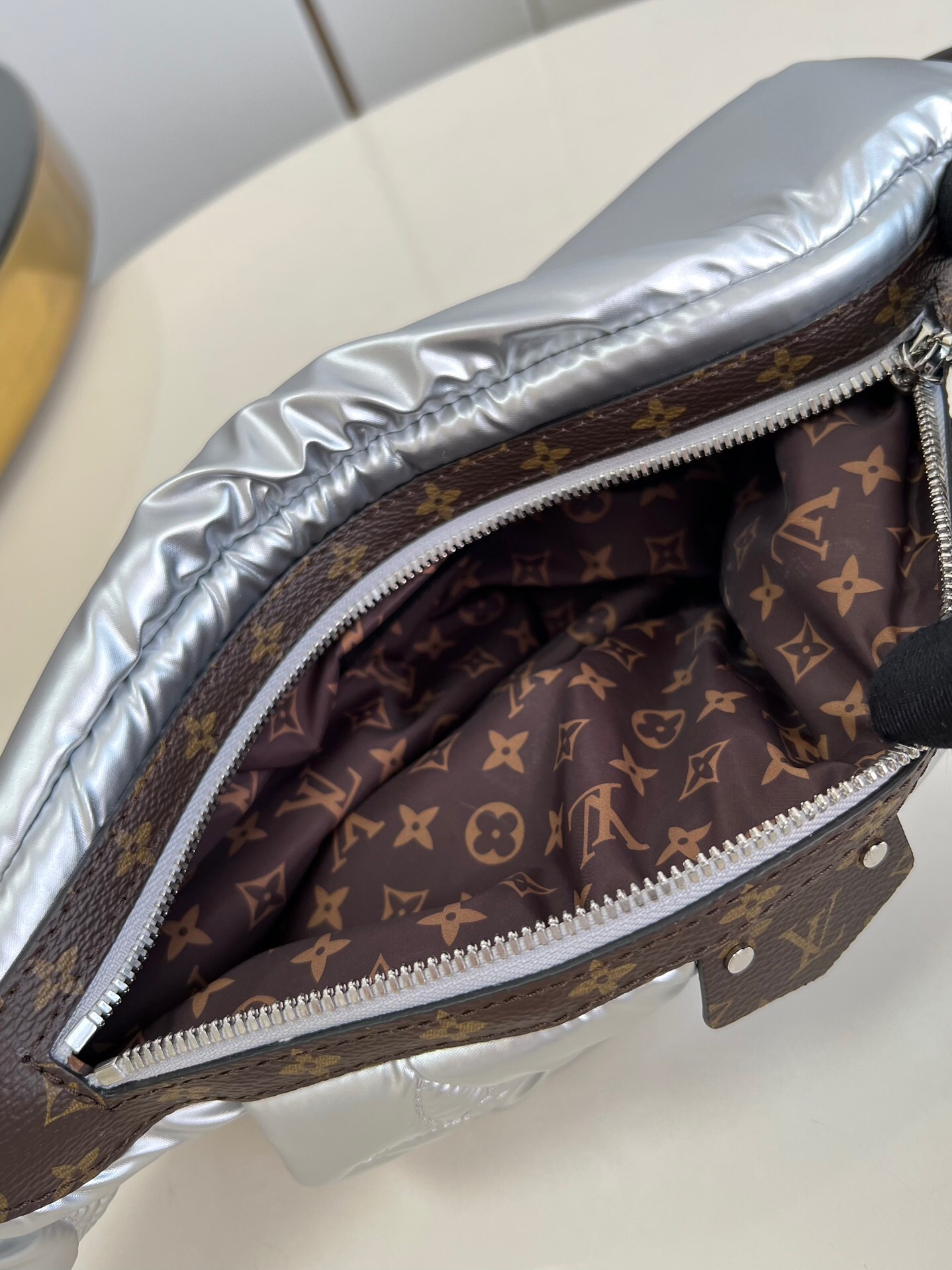 L0vis Vvtt0n Bumbag Silver M20971