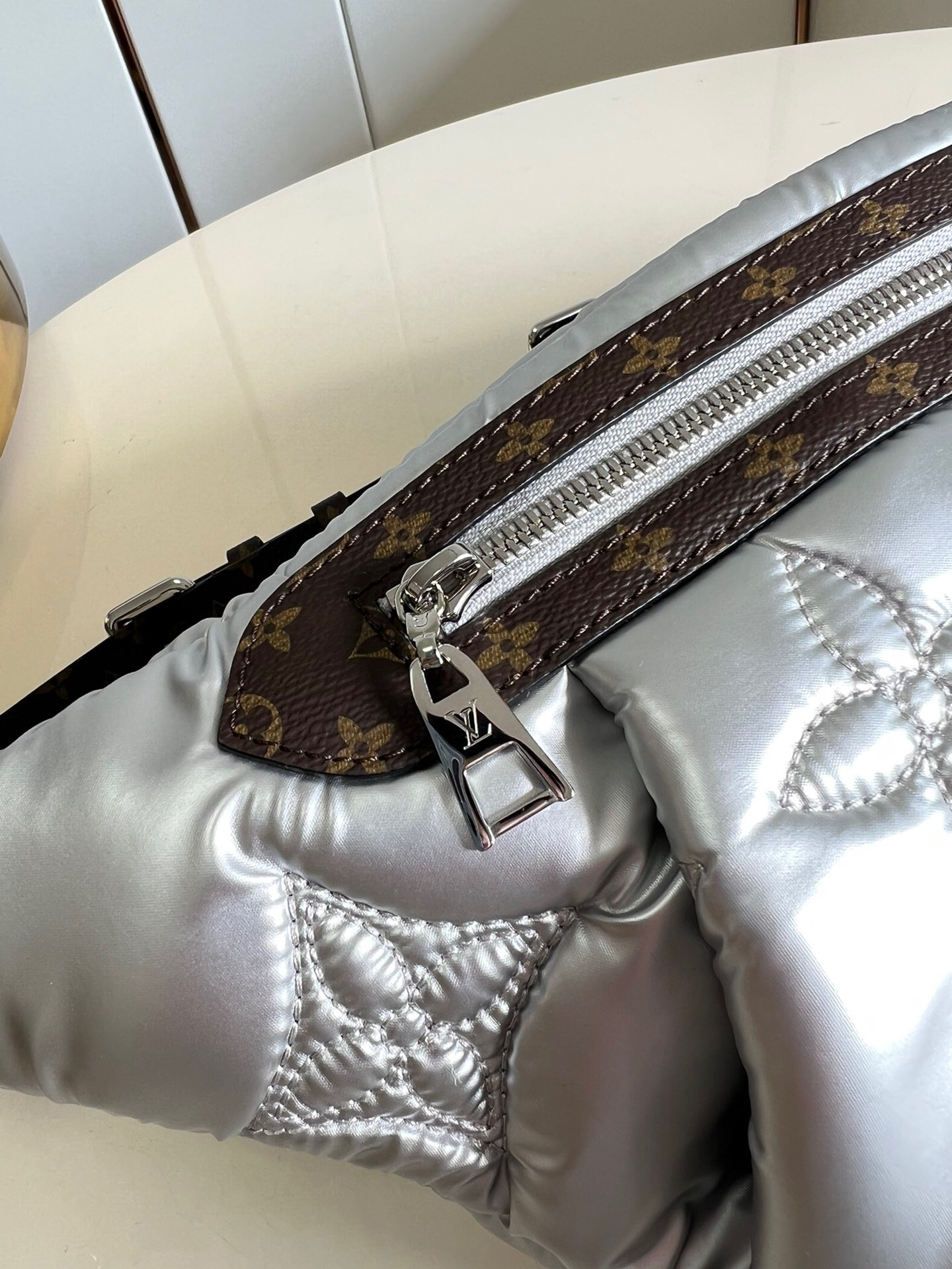 L0vis Vvtt0n Bumbag Silver M20971