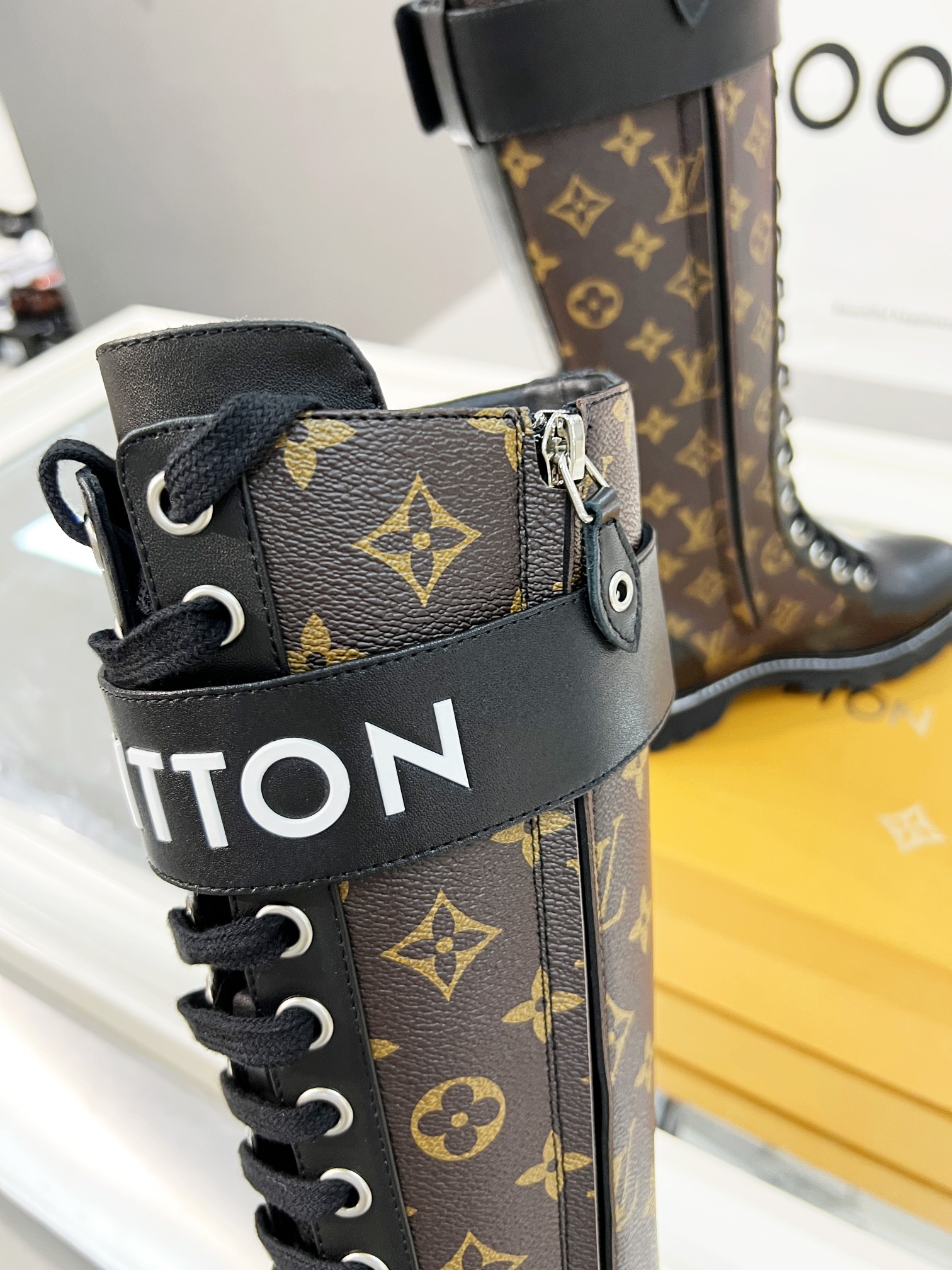 L0vis Vvtt0n Boots Monogram