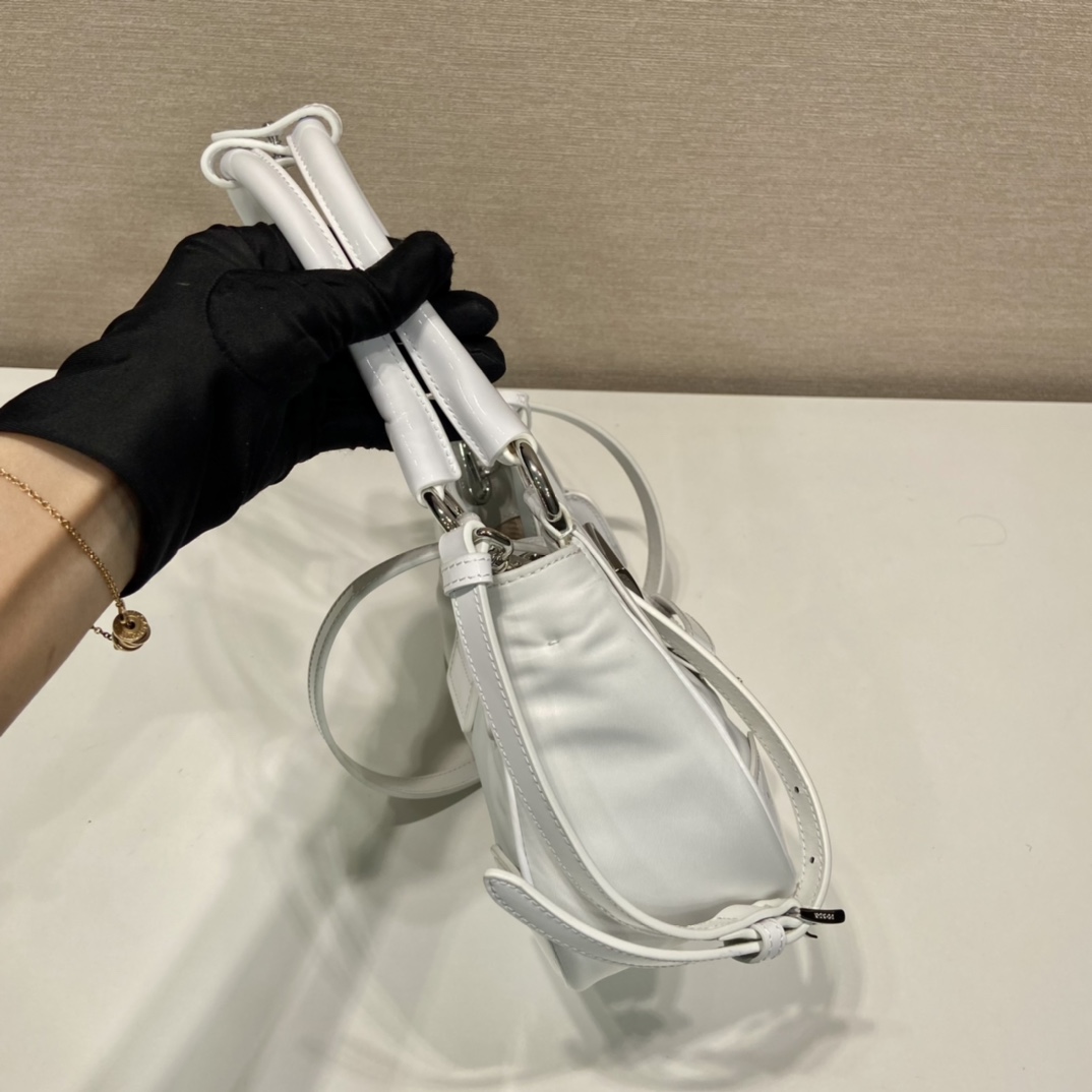 Pra*a Moon Hand Bag White