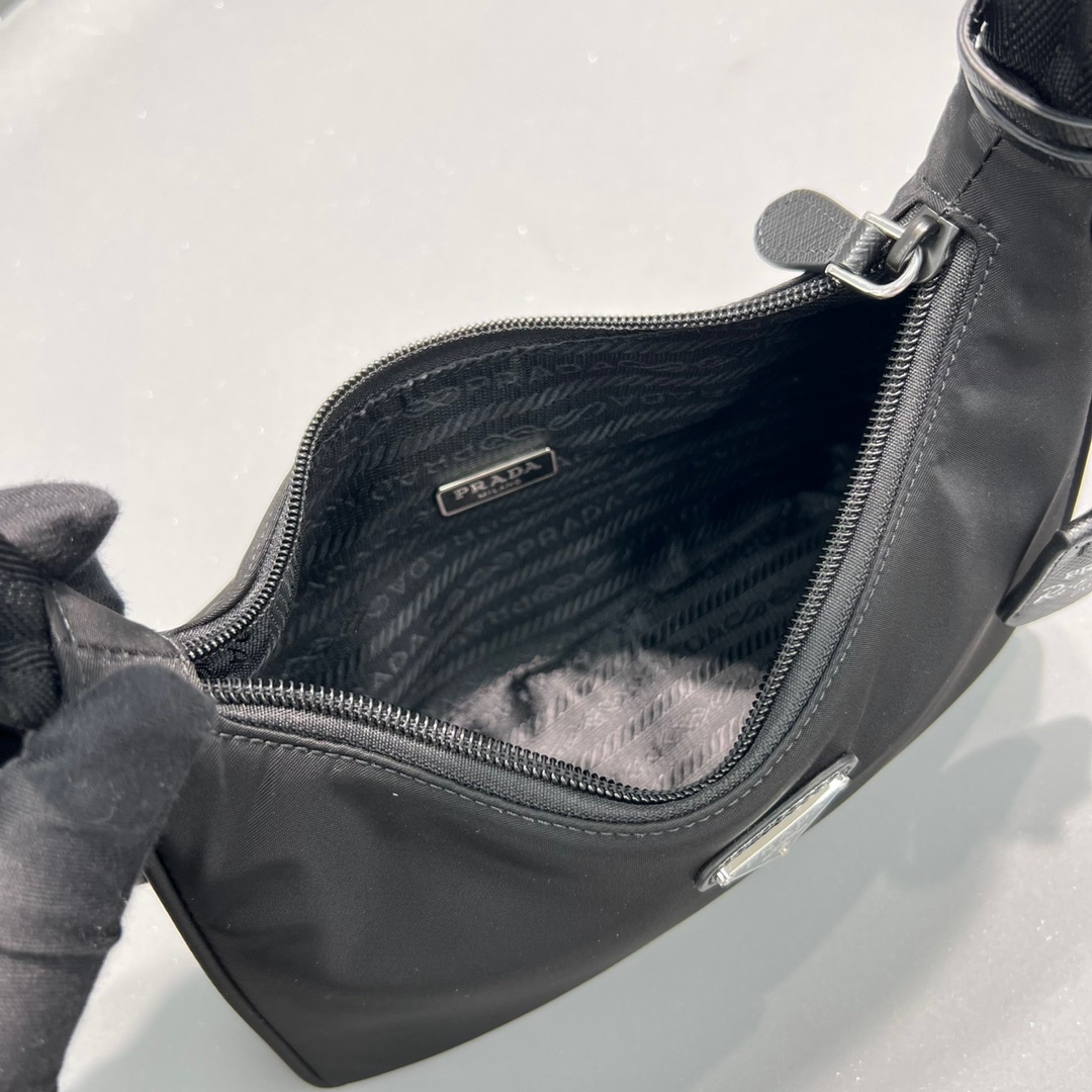 Pra*a 1NE515 Hobo Bag