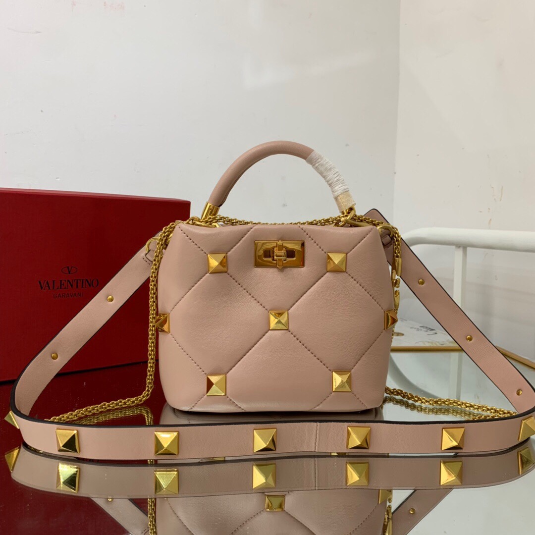 Va1e*ntin0 Garavani Roman Stud Bag 
