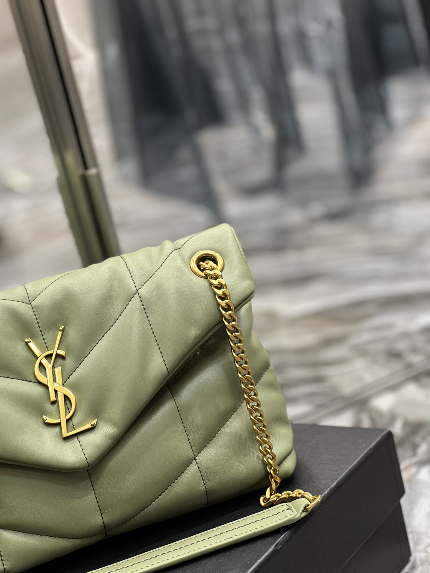 Y51 Puffer Lambskin 28cm