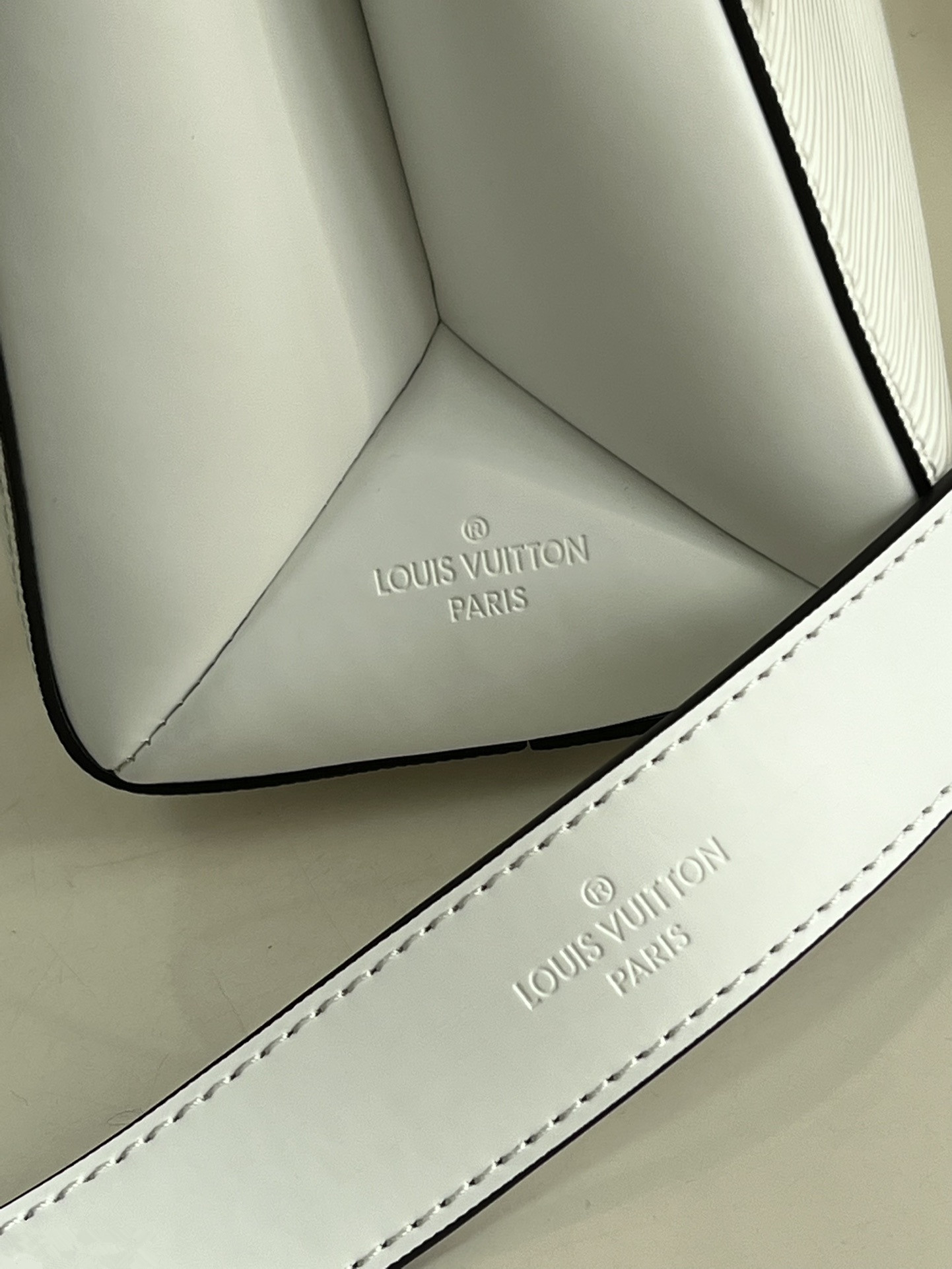 L0vis Vvtt0n Grenelle M53695 White