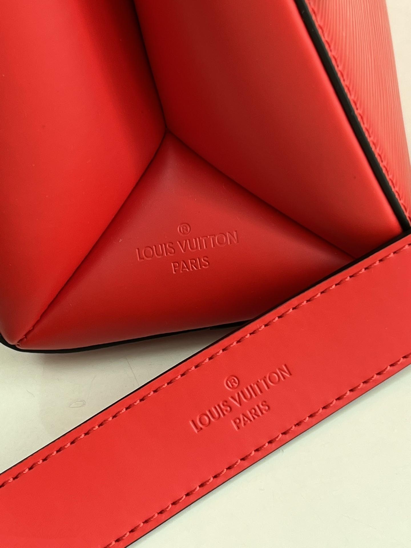 L0vis Vvtt0n Grenelle M53695 Red