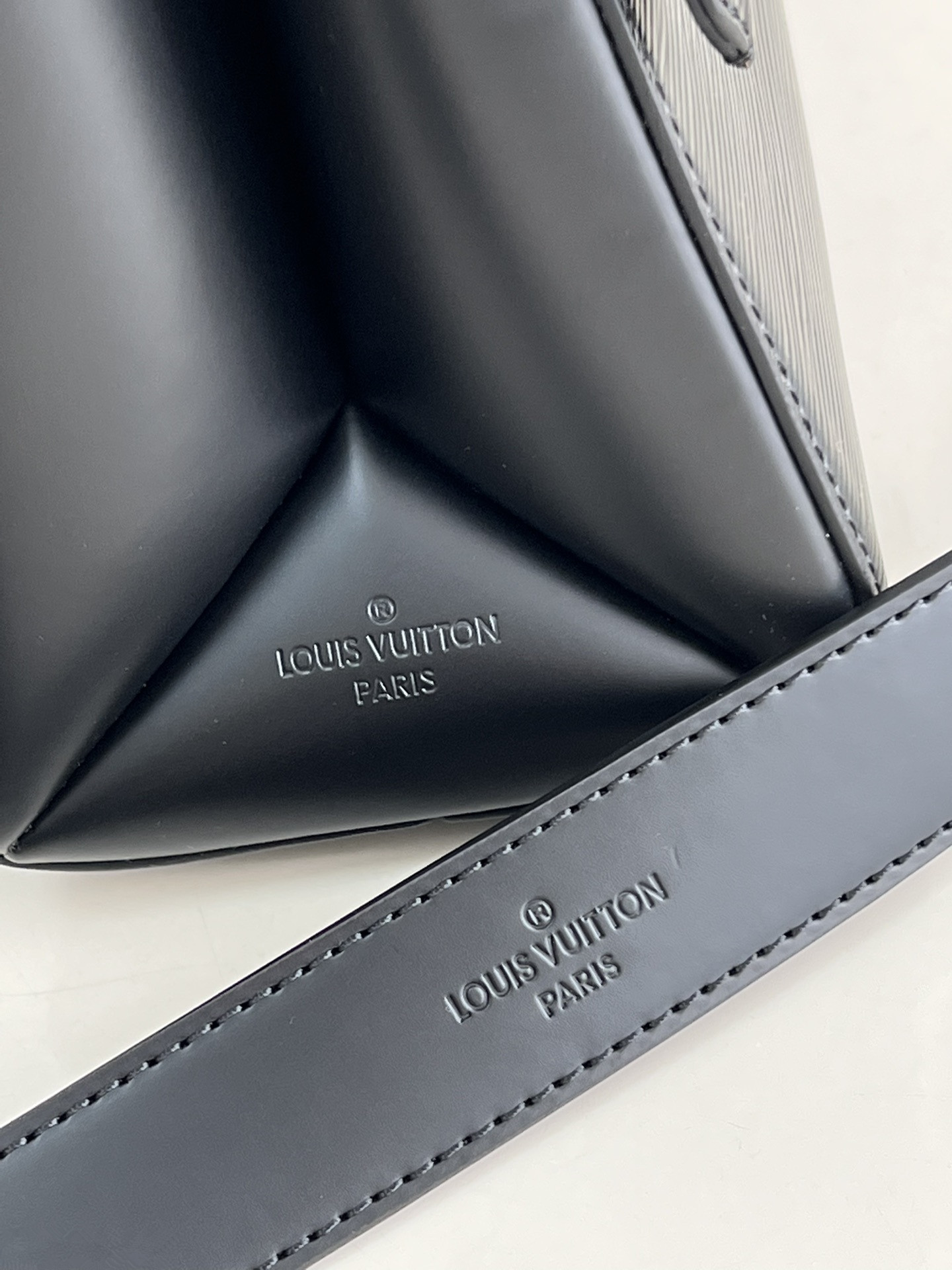 L0vis Vvtt0n Grenelle M53695 Black