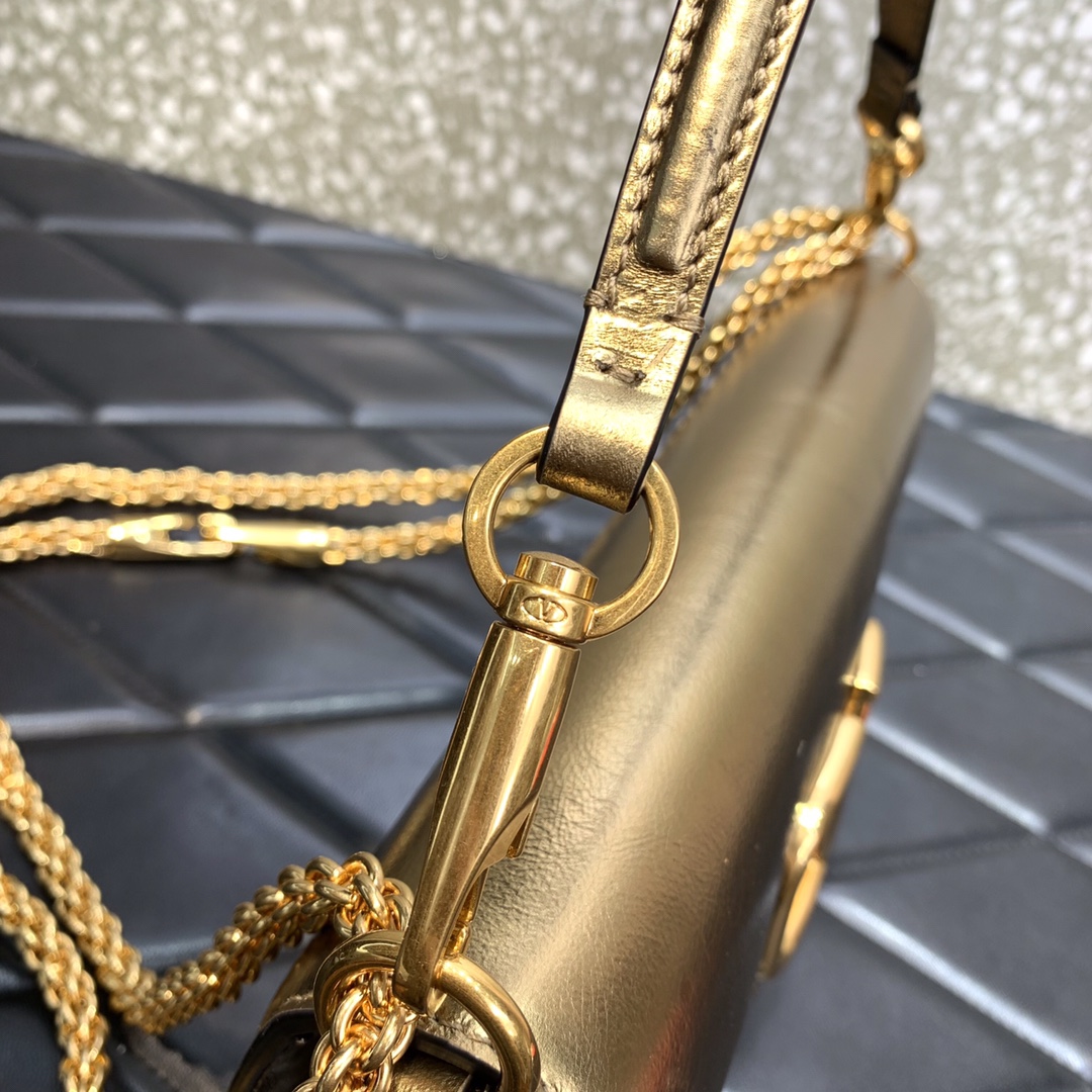 Va1e*ntin0 Garavani Loco Gold