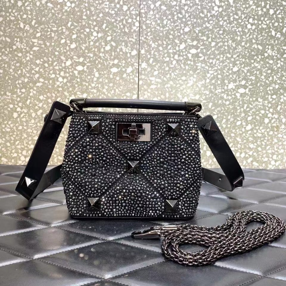 Va1e*ntin0 Garavani One Stud Handbag 21cm Black