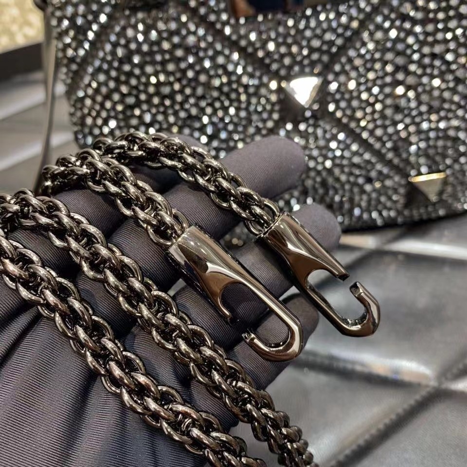 Va1e*ntin0 Garavani One Stud Handbag 21cm Black