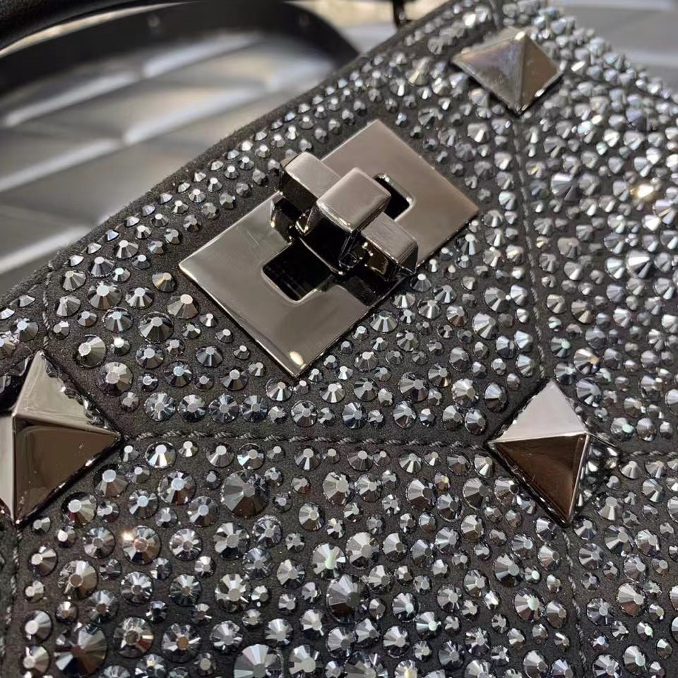 Va1e*ntin0 Garavani One Stud Handbag 21cm Black
