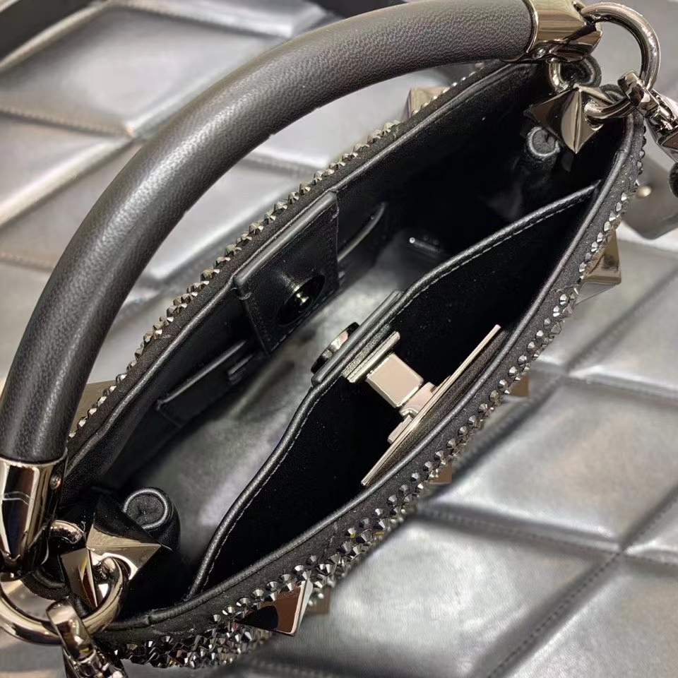 Va1e*ntin0 Garavani One Stud Handbag 21cm Black