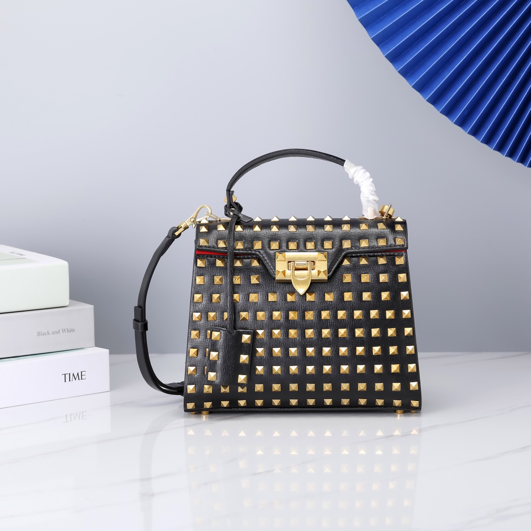 Va1e*ntin0 Garavani Rockstud Alcove bag Black 02