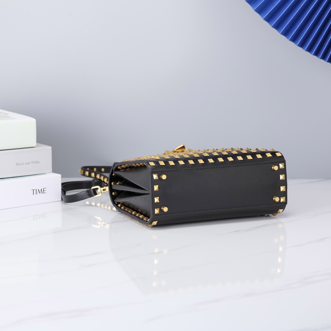 Va1e*ntin0 Garavani Rockstud Alcove bag Black 02