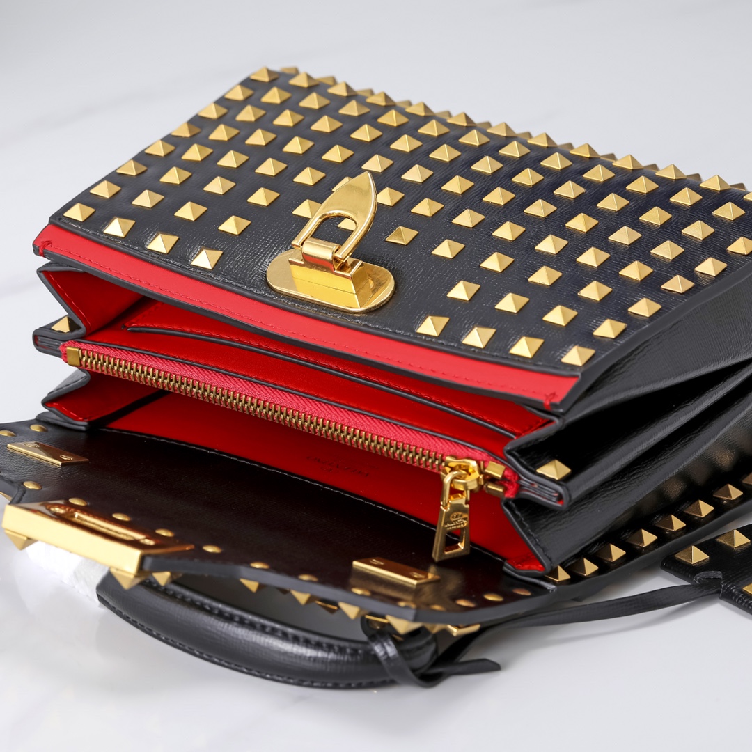 Va1e*ntin0 Garavani Rockstud Alcove bag Black 02