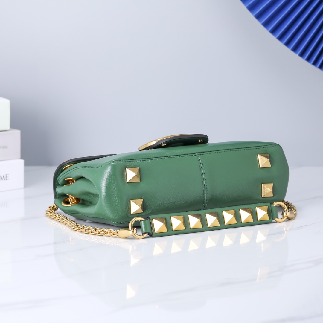 Va1e*ntin0 Garavani Stud Sign Bag Green