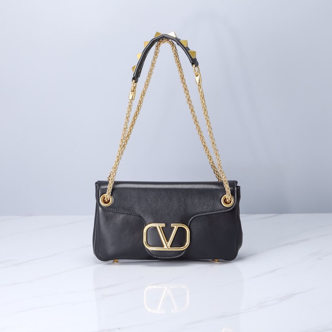 Va1e*ntin0 Garavani Stud Sign Bag Black