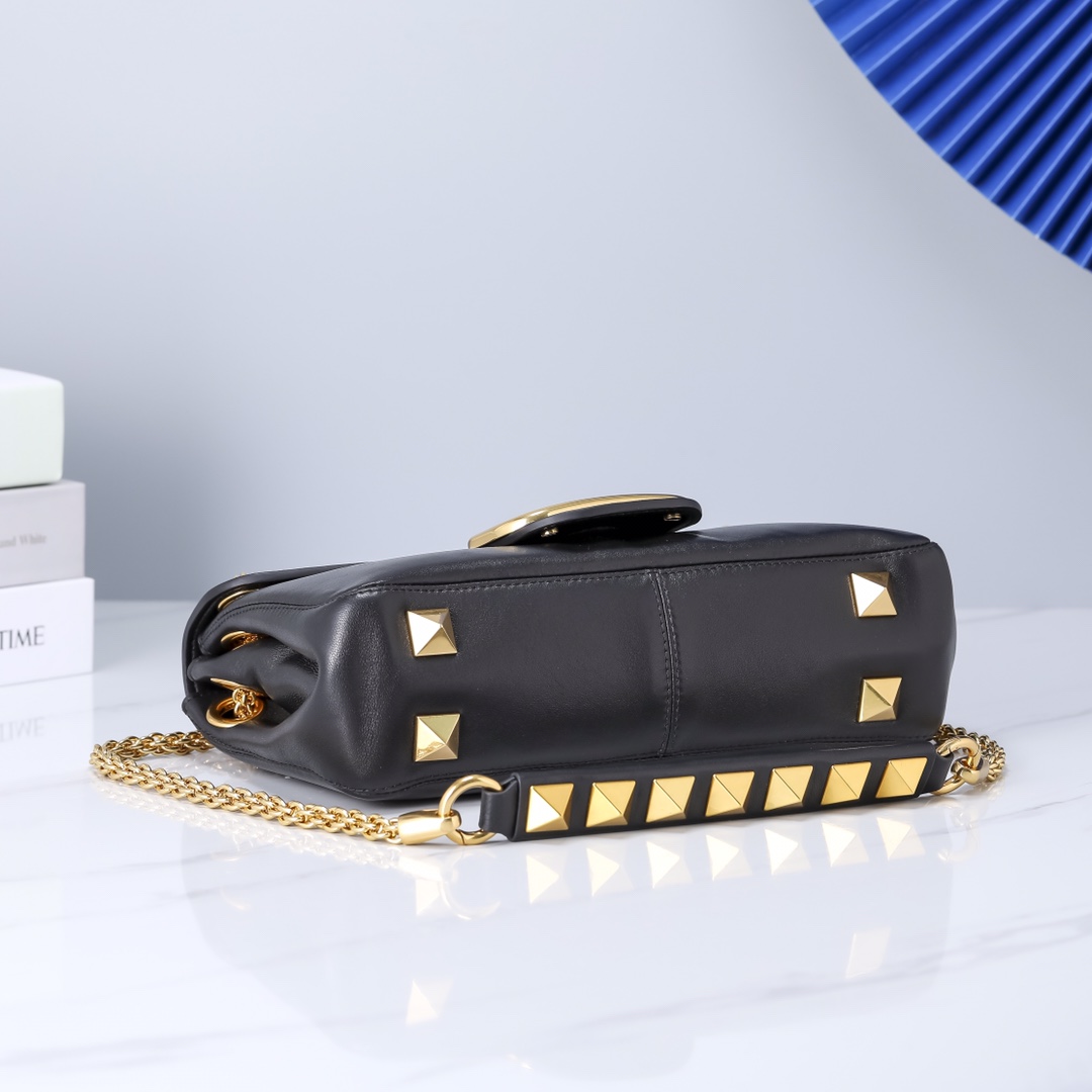 Va1e*ntin0 Garavani Stud Sign Bag Black