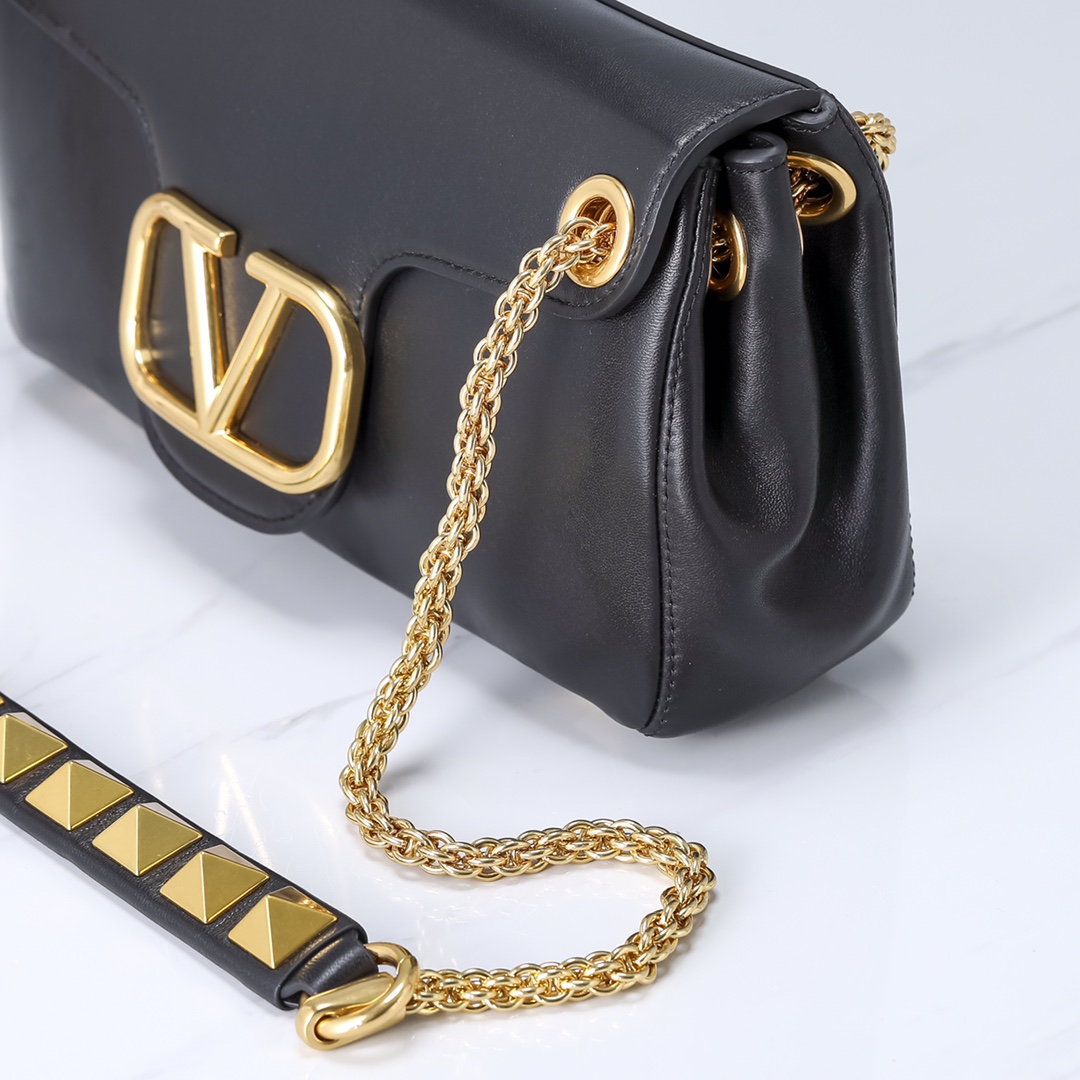 Va1e*ntin0 Garavani Stud Sign Bag Black