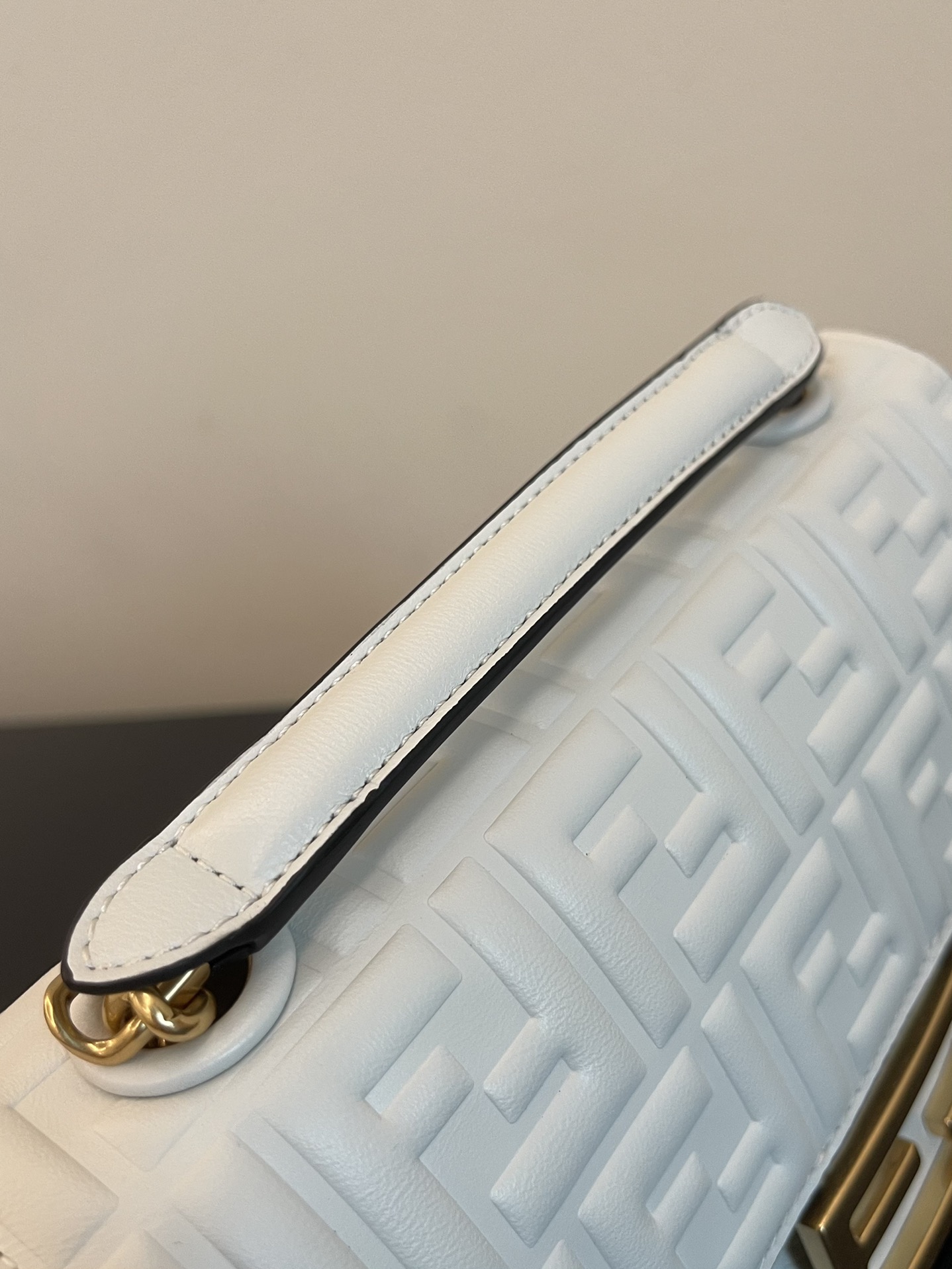 Bagsaaa F**di Baguette Chain Midi White nappa leather bag - 24x7x14.5 cm