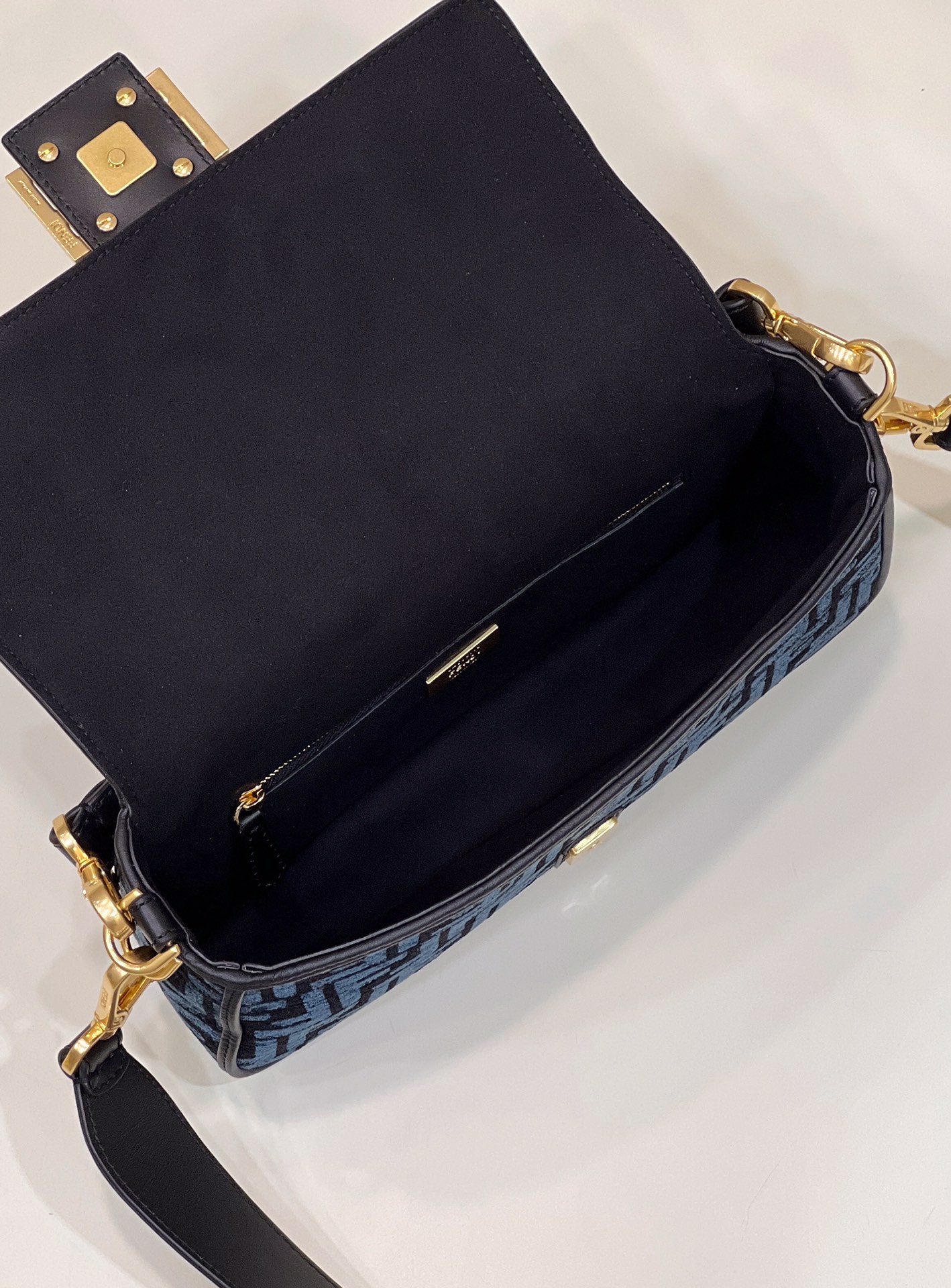 F**di Iconic Baguette Crossbody Bag 27cm 02