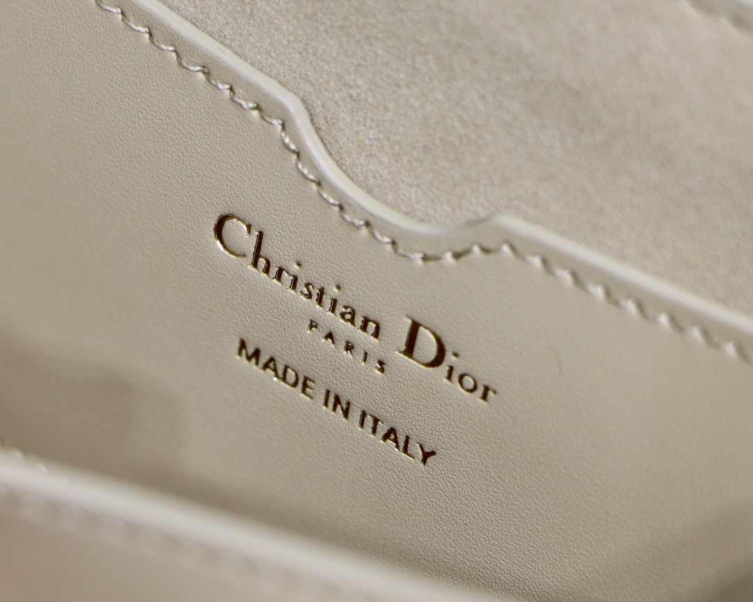 D10r Bobby East-West Bag Beige