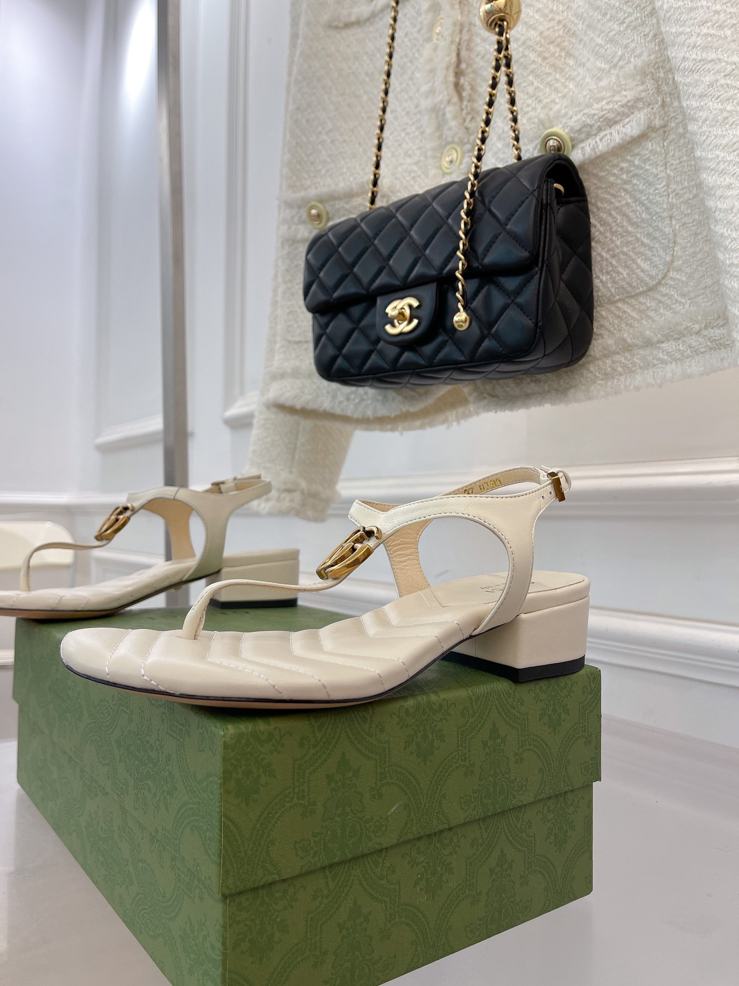 Gvc*1 Sandals White