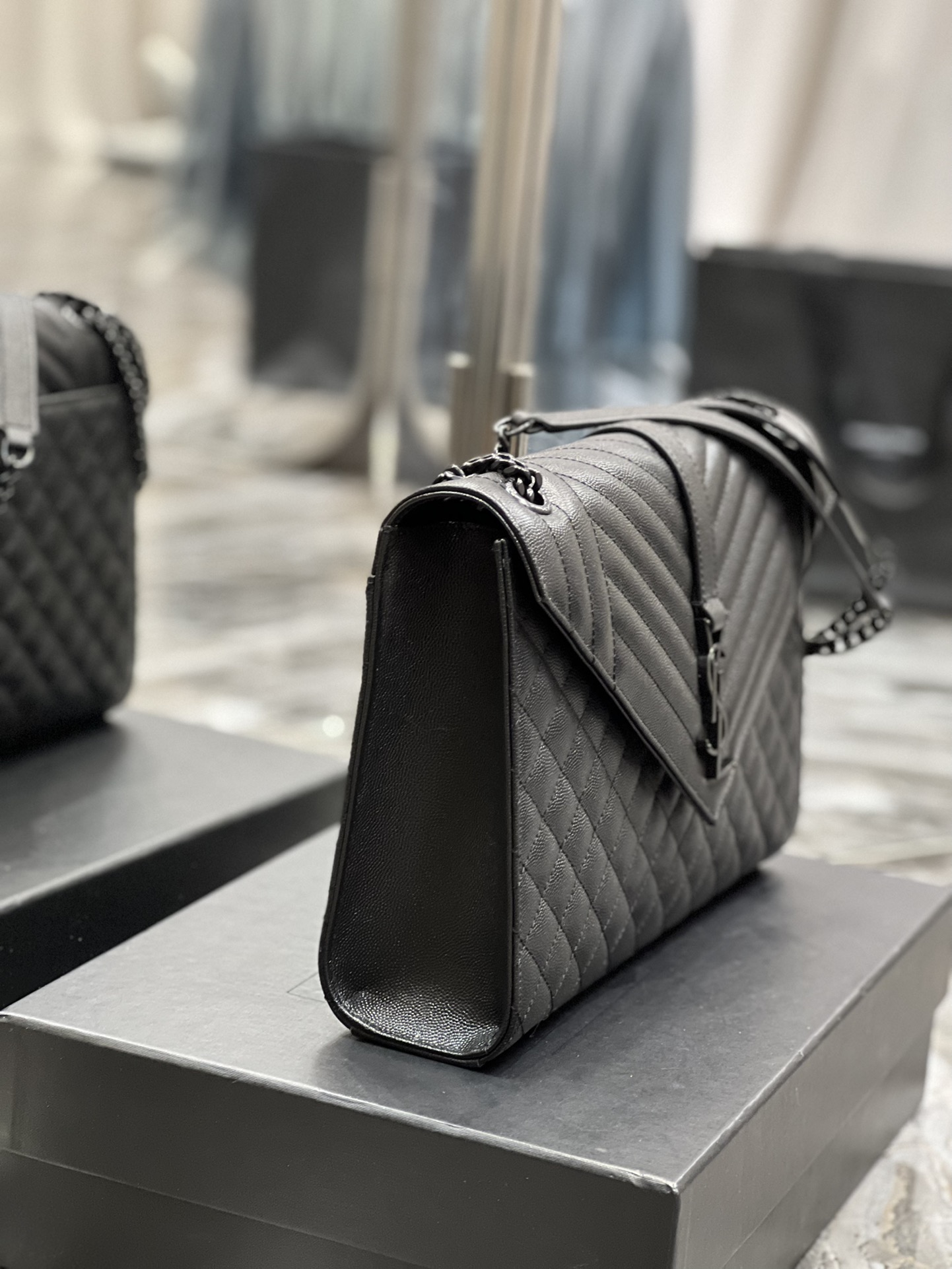 Y51 Envelope Large Bag black