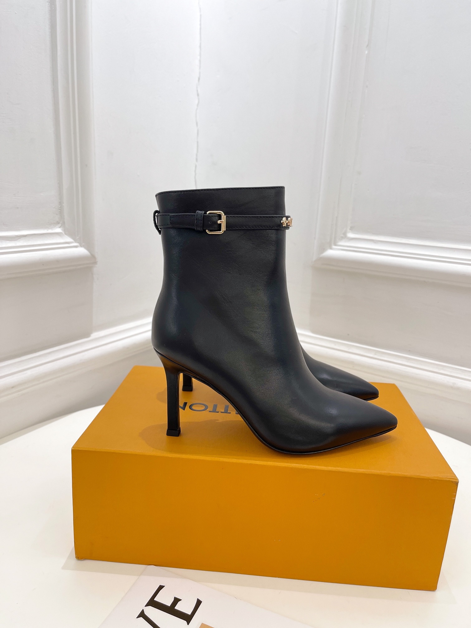 L0vis Vvtt0n Heel 8.5CM Black