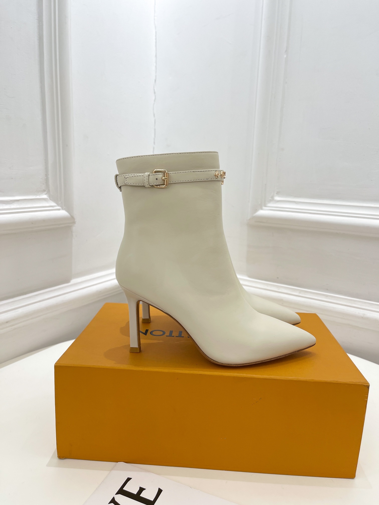 L0vis Vvtt0n Heel 8.5CM White