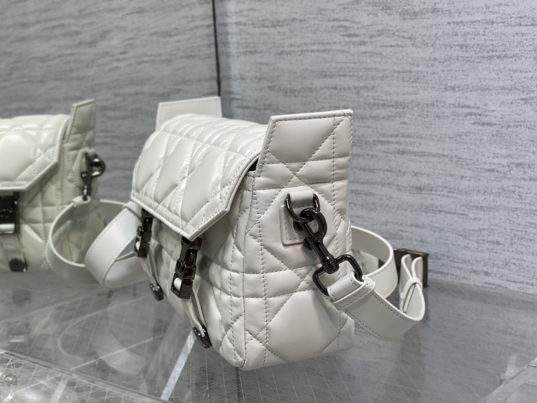 D10r Camp Bag White