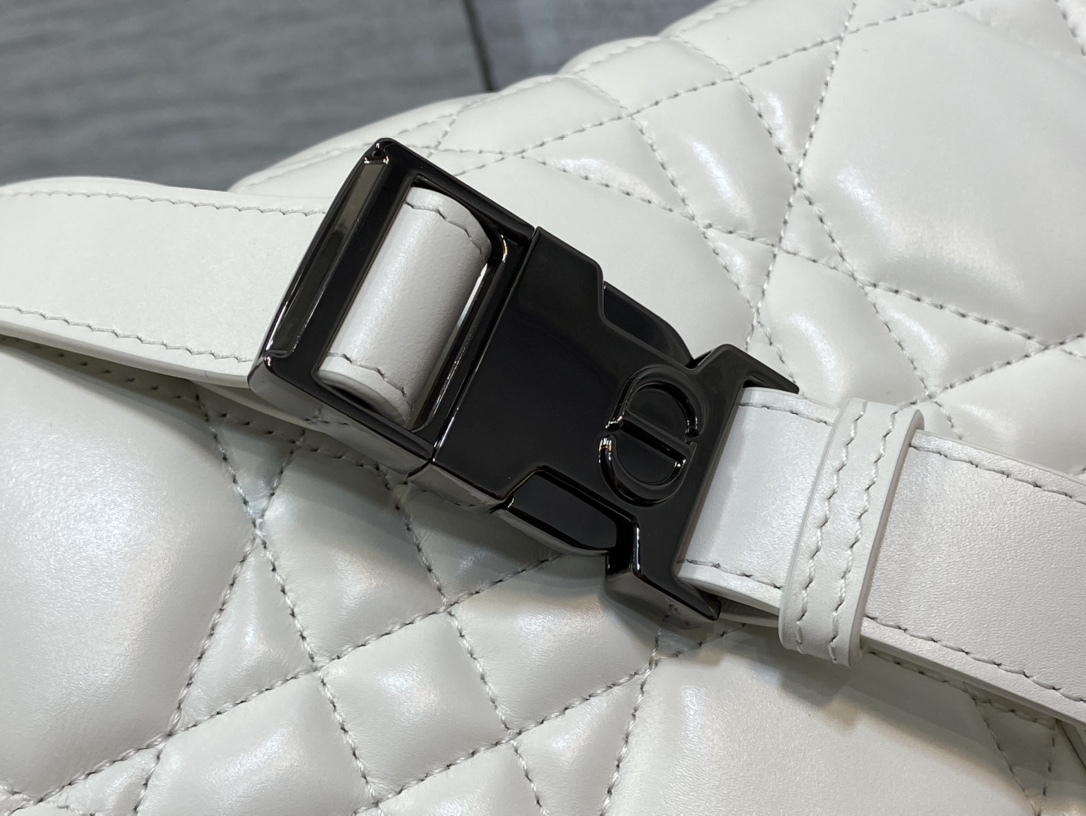D10r Camp Bag White