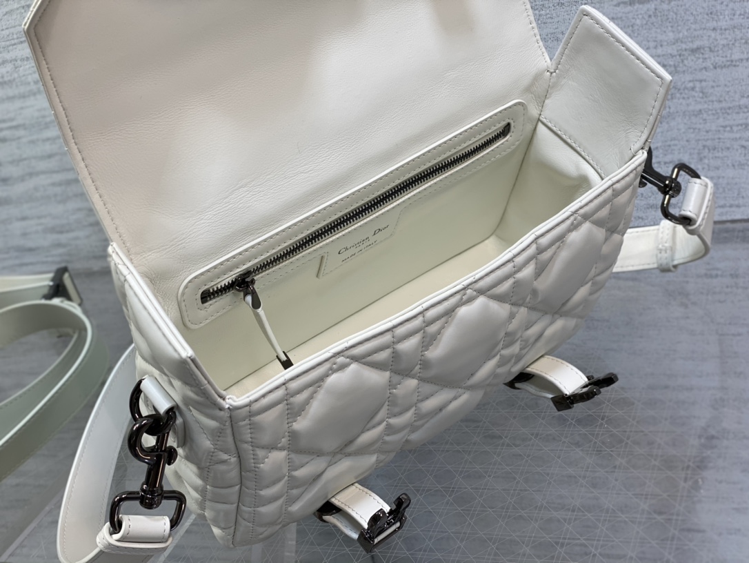 D10r Camp Bag White