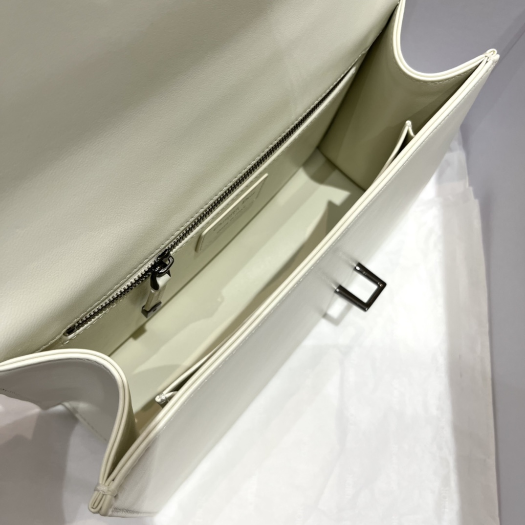D10r Montaigne Bag White