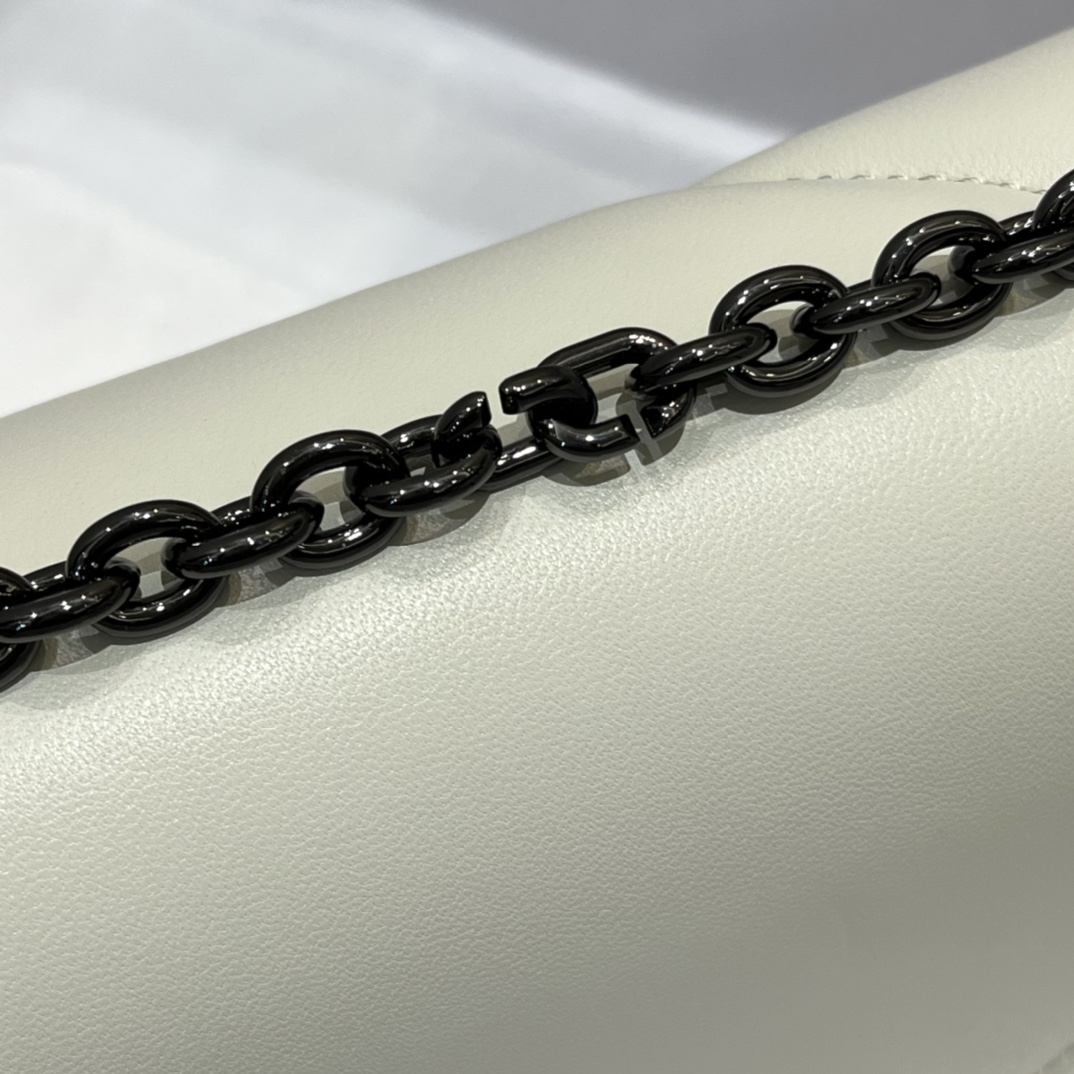 D10r Montaigne Bag White